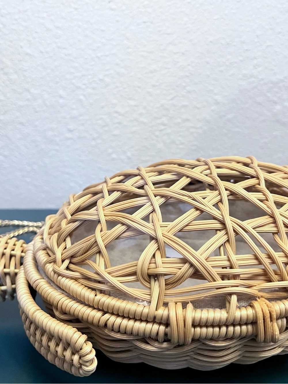 Tommy Bahama Woven Turtle Crossbody Bag in Natural Beige with Gold Chain - Picture 2 of 8